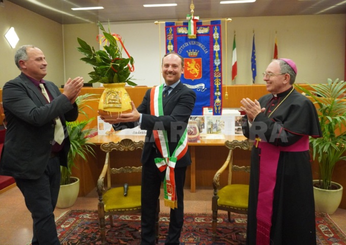 Gli auguri di Natale delle autorità in dialetto, in Comune a Ventimiglia