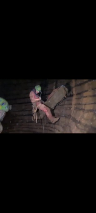 Sei liguri tra gli speleologi nella grotta Bueno Fonteno