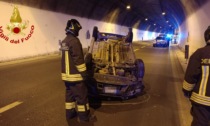 Auto si ribalta sull'Aurelia Bis. Praticamente illesi i due ragazzi a bordo