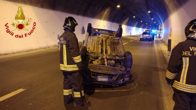 Auto si ribalta sull’Aurelia Bis. Praticamente illesi i due ragazzi a bordo