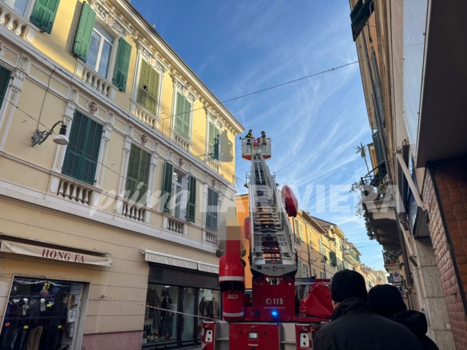 Cornicione pericolante a Bordighera, interviene l’autoscala dei vigili del fuoco