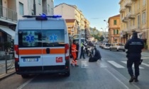 Donna a terra sulle strisce traffico in tilt