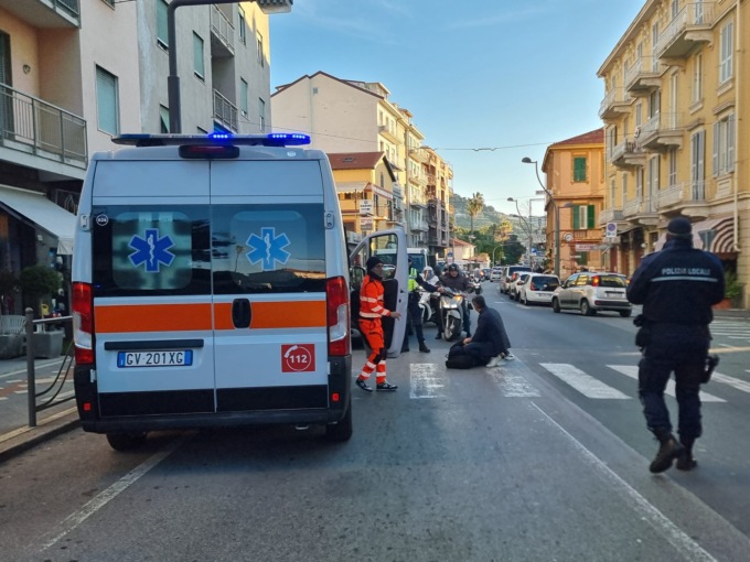Donna a terra sulle strisce traffico in tilt