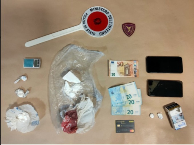 Spacciava in scooter nel piazzale della stazione. Arrestato