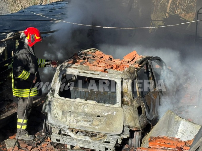 Fiat Panda ibrida acquistata a dicembre brucia sotto una tettoia