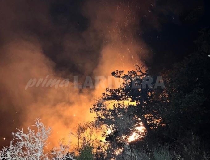Notte di lavoro per i vigili del fuoco sugli incendi di Sanremo e Diano San pietro