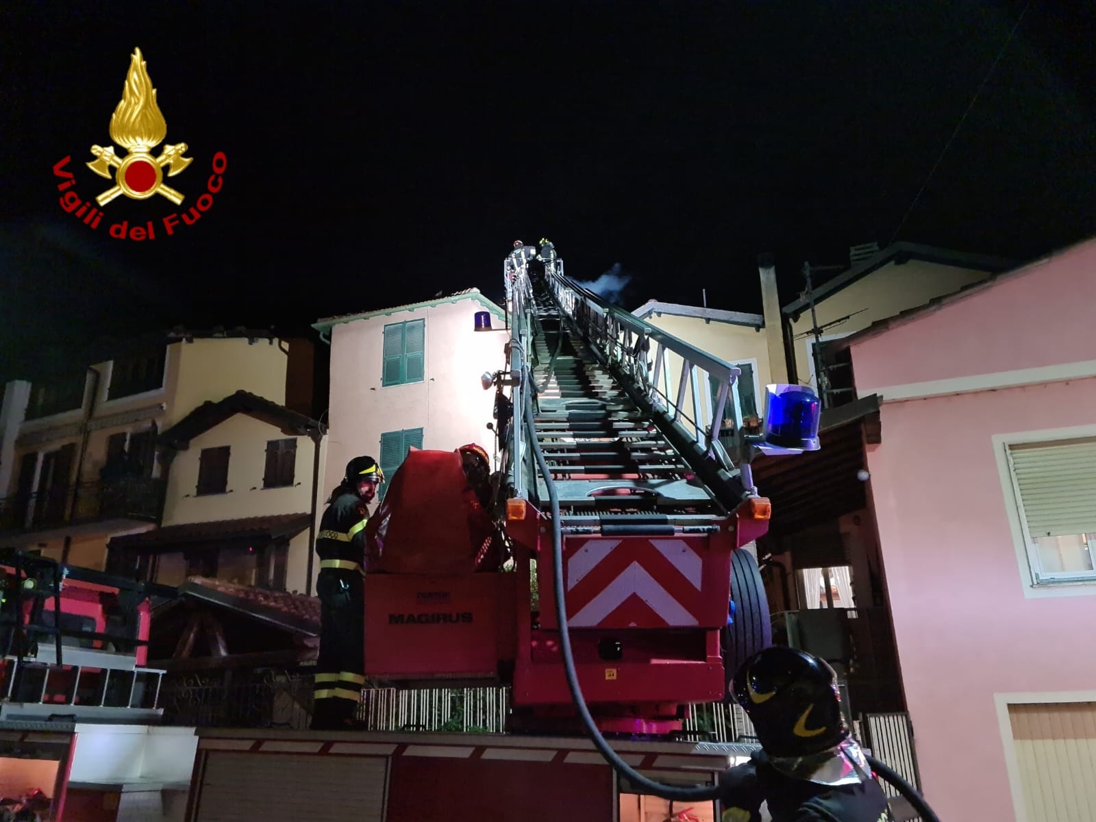 incendio canna fumaria vigili del fuoco autoscala notturna