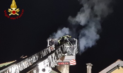 Vigili del fuoco in azione a Pieve di Teco per l'incendio di una canna fumaria