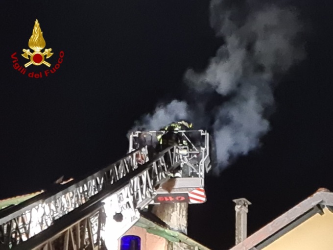 Vigili del fuoco in azione a Pieve di Teco per l’incendio di una canna fumaria