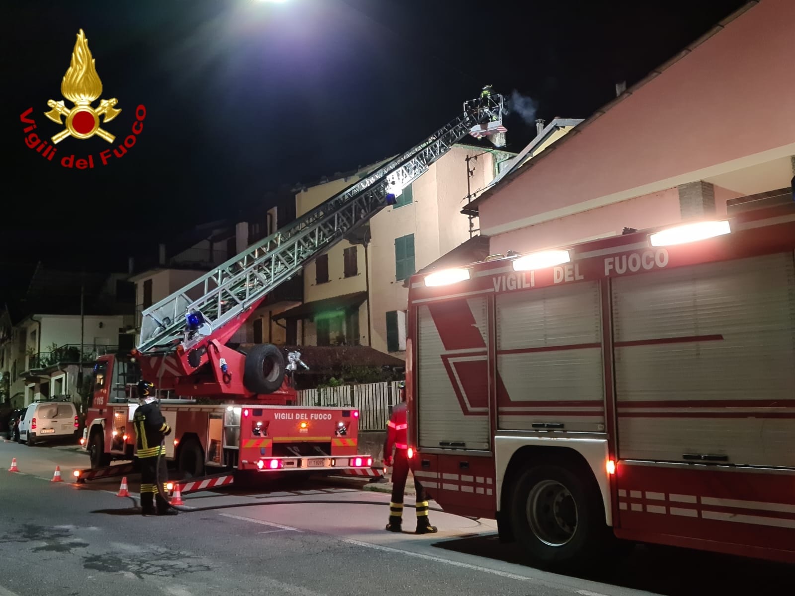 incendio canna fumaria vigili del fuoco autoscala notturna_05