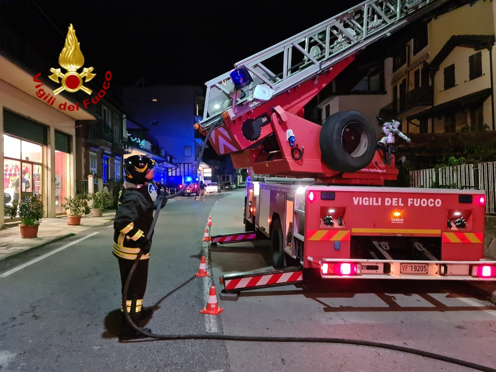 incendio canna fumaria vigili del fuoco autoscala notturna_06