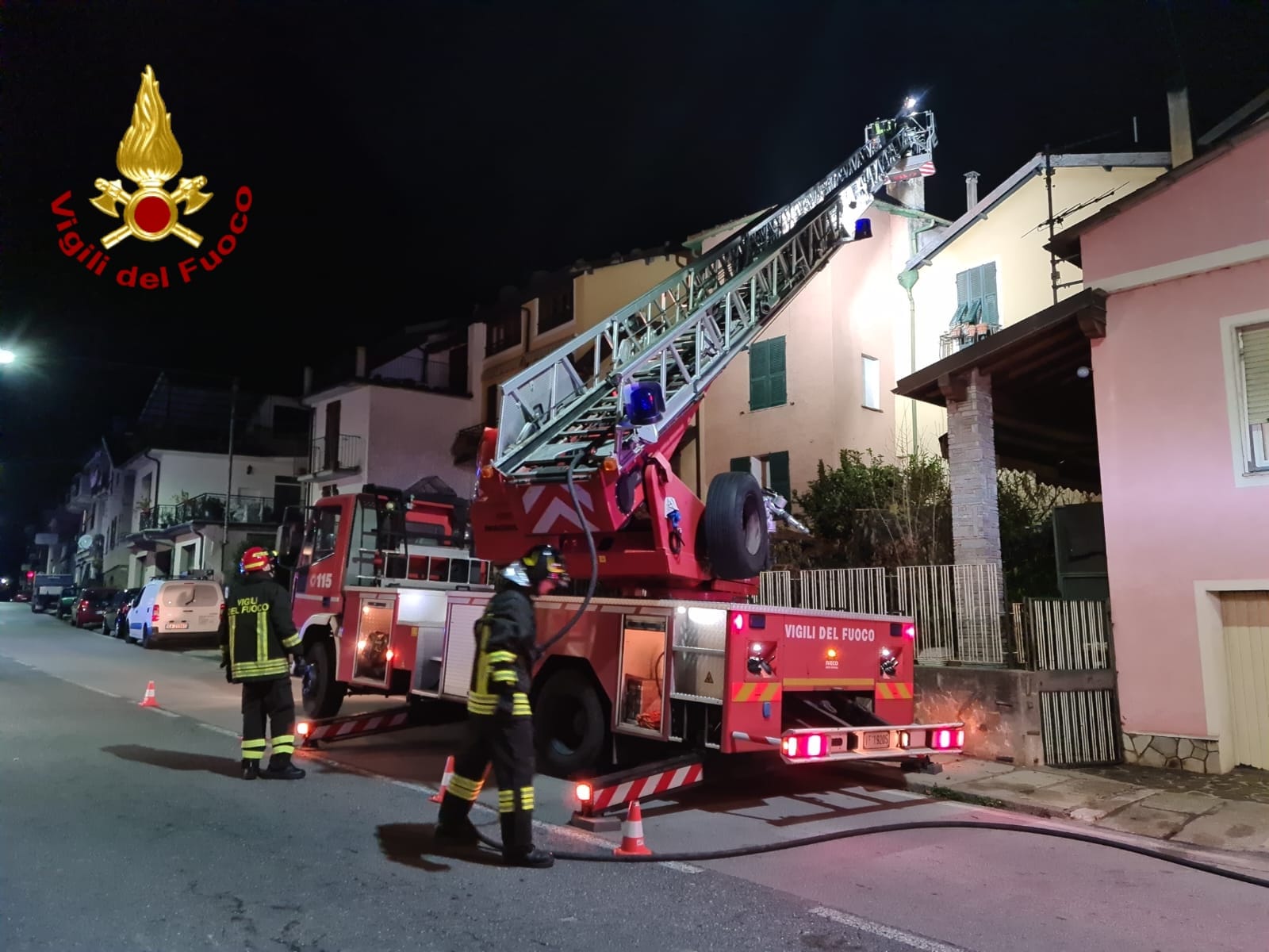 incendio canna fumaria vigili del fuoco autoscala notturna_07