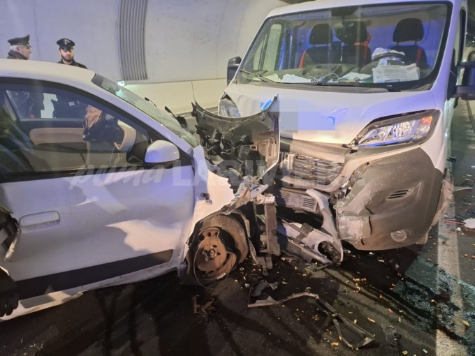 Carambola di auto sulla statale 20: bilancio è di cinque feriti