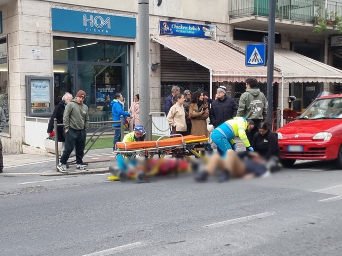 Coppia di anziani travolta sulle strisce da un automobilista disabile