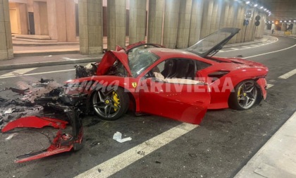 Il terribile schianto della Ferrari nella galleria del Fairmont a Montecarlo. Foto