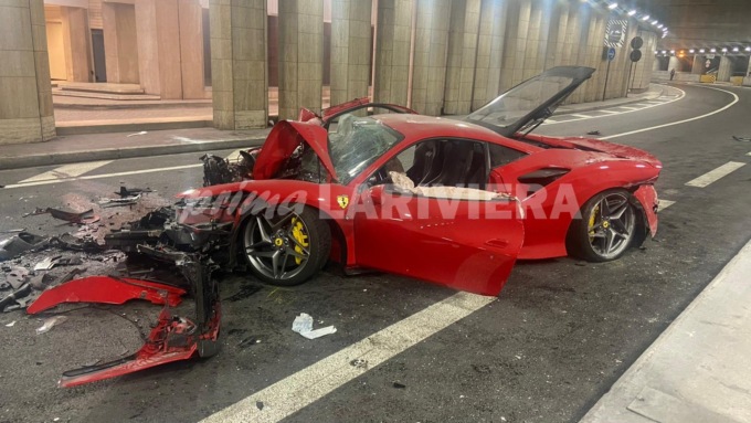 Il terribile schianto della Ferrari nella galleria del Fairmont a Montecarlo. Foto