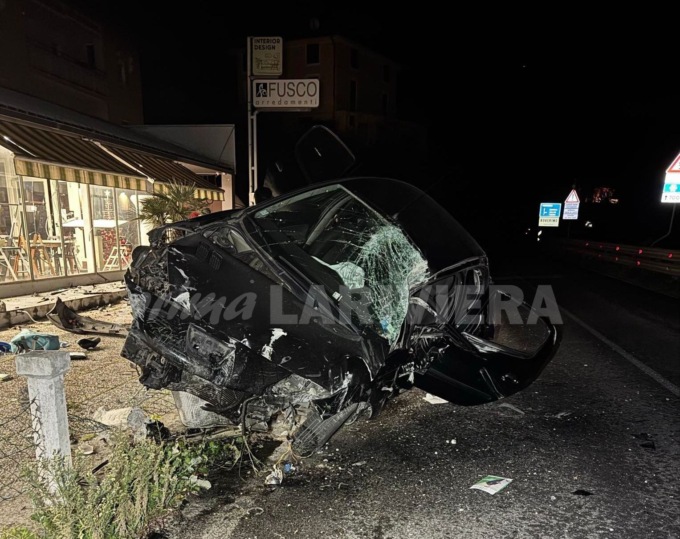 Schianto nella notte a Ventimiglia: 43enne salvo per miracolo, auto distrutta