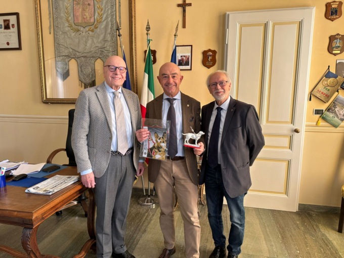 Il sindaco riceve il presidente del servizio cani guida dei Lions Giovanni Fossati