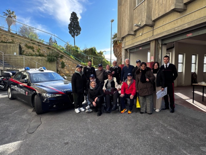 Gli ospiti del Piccolo Cottolengo ‘Don Orione’ visitano la caserma dei carabinieri