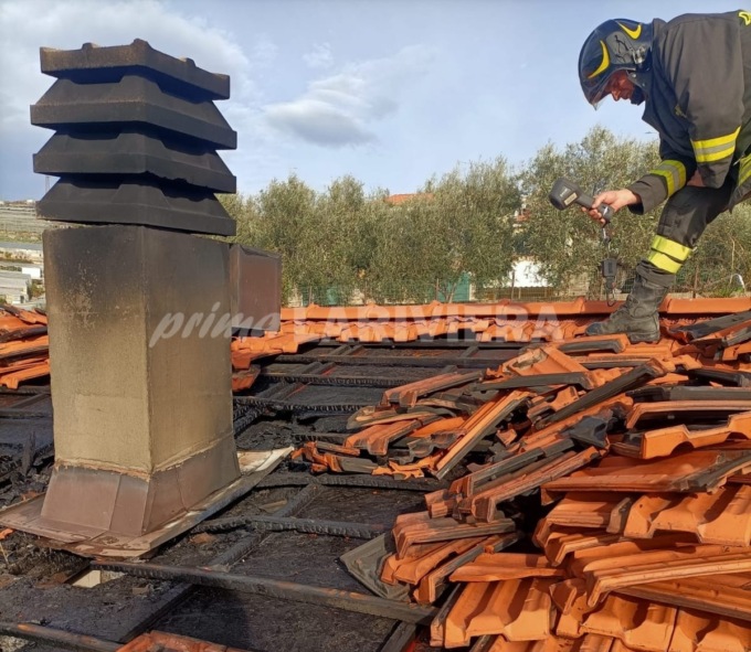 Tenta di spegnere l’incendio sul tetto e resta leggermente intossicato e ustionato