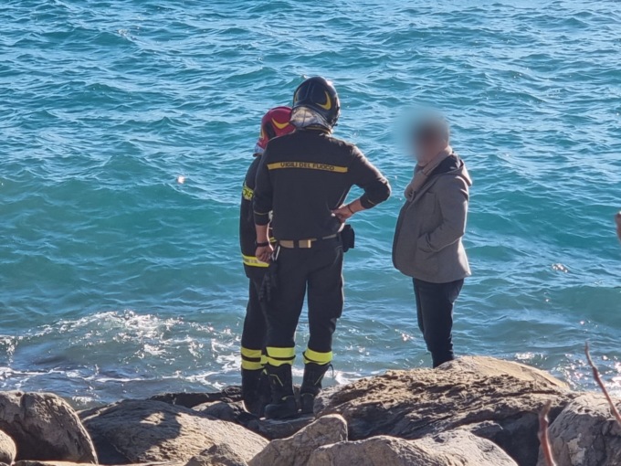 Uomo morto trovato tra gli scogli a Ventimiglia