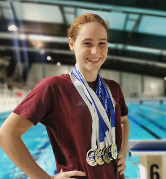 L’atleta della Rari Nantes Anna Balbis tedofora alla cerimonia di “Liguria 2025 – Regione Europea dello Sport”