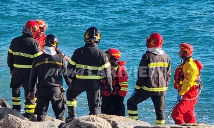 Trovato morto in mare, vittima indossava felpa e mutande