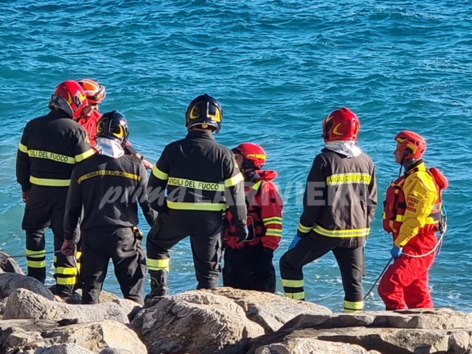 Trovato morto in mare, vittima indossava felpa e mutande