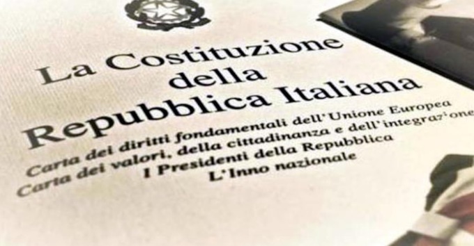 Una copia della Costituzione ai neo maggiorenni