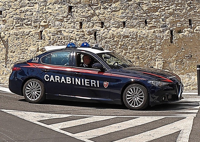 Entrano per rubare in un alloggio ma trovano il proprietario che li mette in fuga dopo una colluttazione