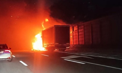 Camion in fiamme, autostrada bloccata