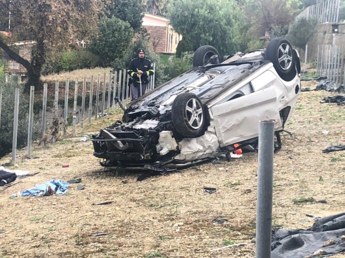 Auto precipita nella scarpata a Imperia: 3 feriti, uno è grave al Santa Corona