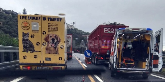 Tamponamento sull’A10 all’inizio di un cantiere a Imperia Est, un ferito