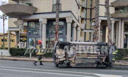 Auto si cappotta sull'Aurelia ad Arma di Taggia, 19enne in ospedale