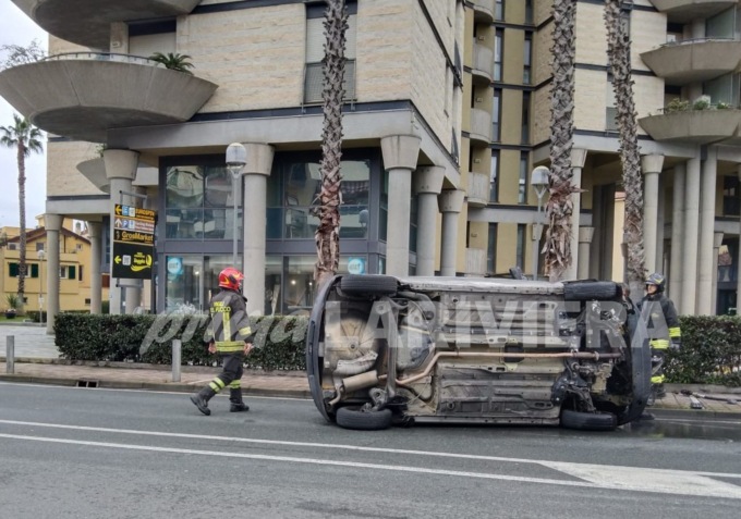 Auto si cappotta sull’Aurelia ad Arma di Taggia, 19enne in ospedale