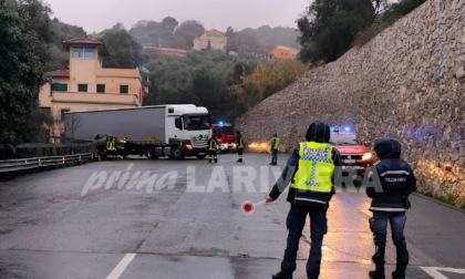 Aurelia chiusa a Diano Marina per un tir di traverso