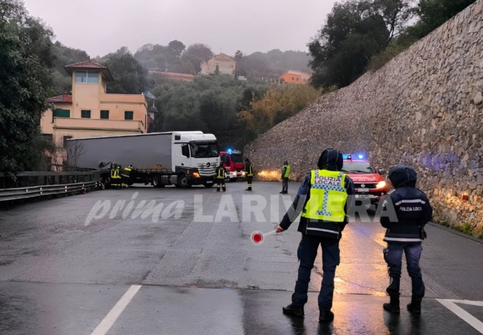Aurelia chiusa a Diano Marina per un tir di traverso