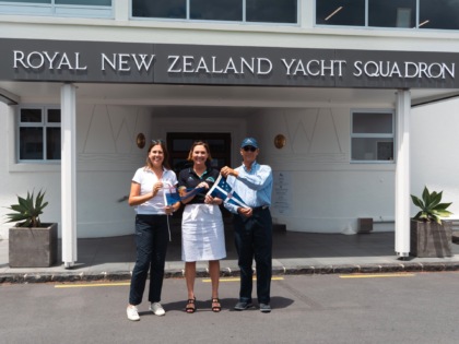 Gemellaggio, scambio di guidoni tra Yach Club Sanremo e Royal New Zealand Yacht Squadron