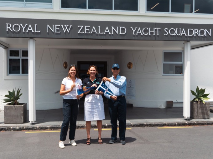 Gemellaggio, scambio di guidoni tra Yach Club Sanremo e Royal New Zealand Yacht Squadron