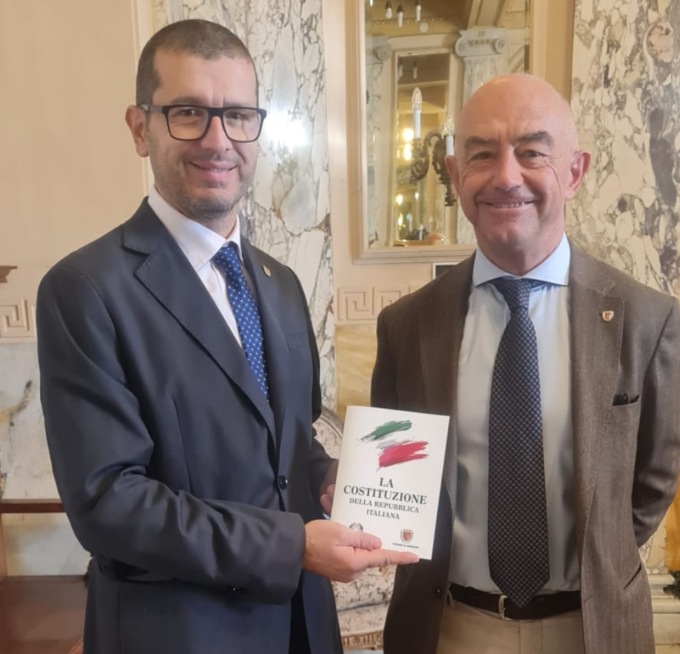 Una copia della Costituzione ai neo maggiorenni