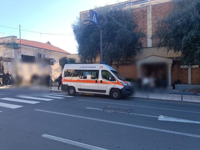 Malore durante la messa, uomo portato in ospedale