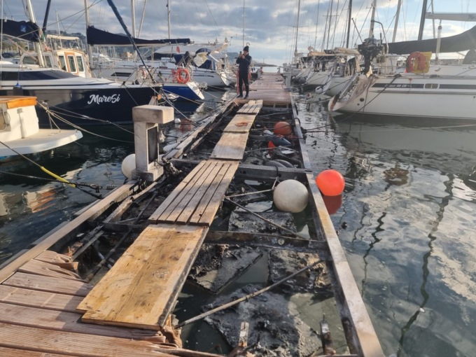 Brucia un pontile galleggiante a Sanremo