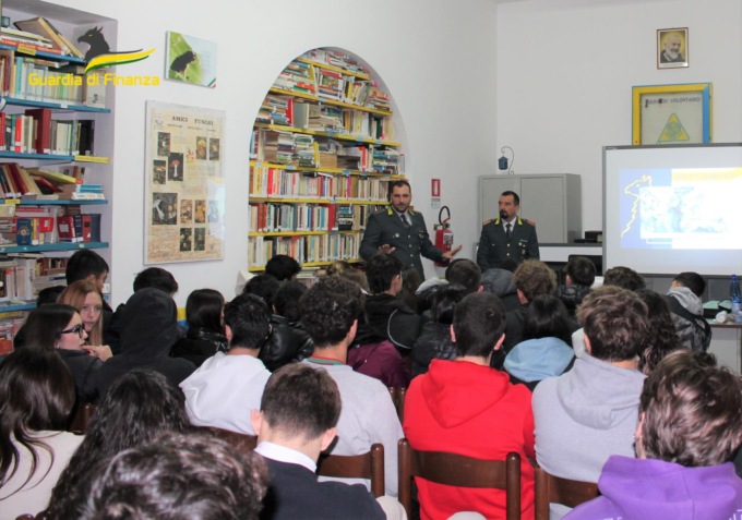 Educazione economico finanziaria a scuola con la Guardia di Finanza