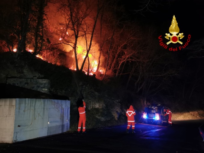 Brucia l’entroterra di Imperia, i vigili del fuoco intervengono su tre fronti