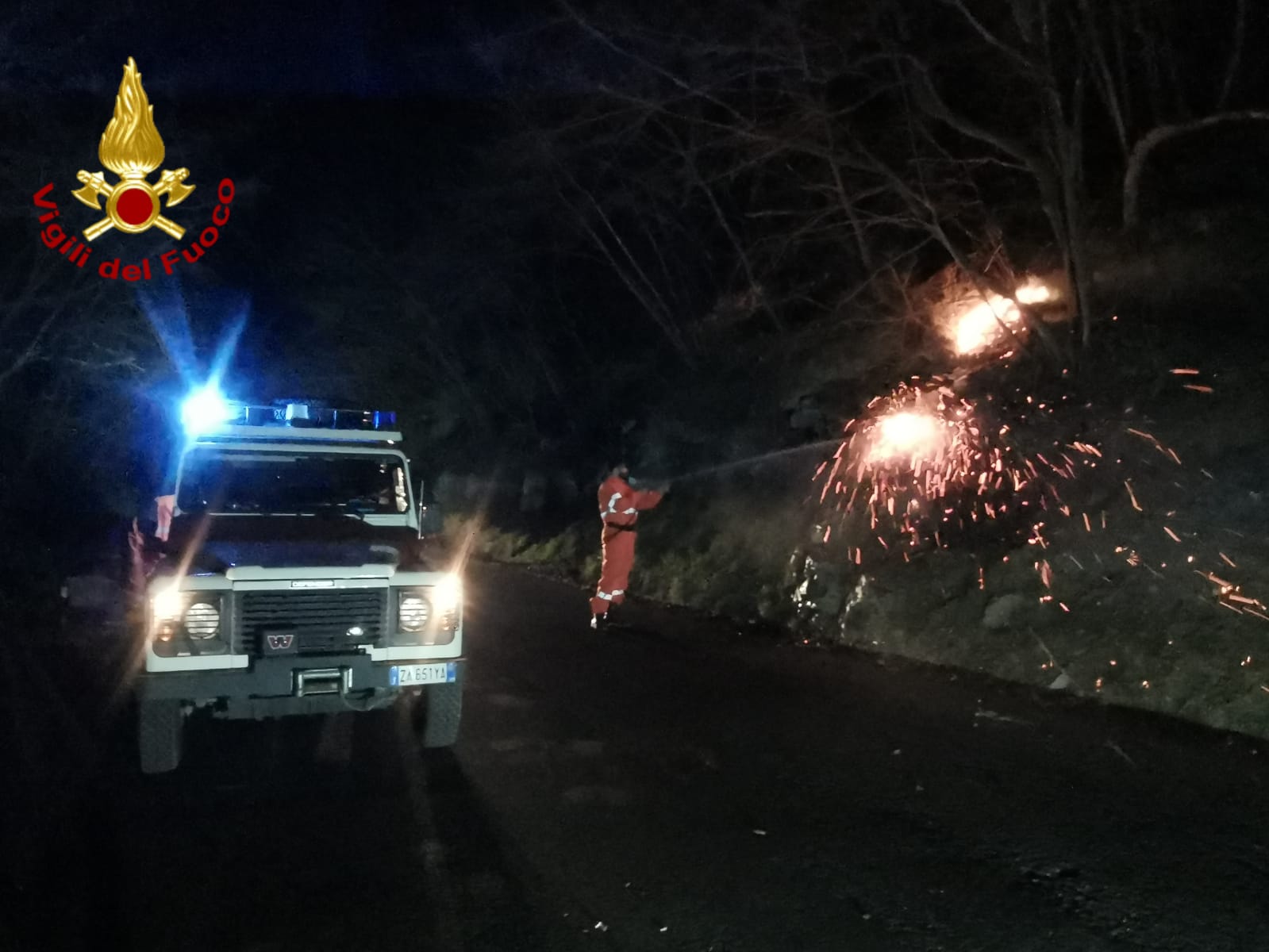 incendio notturna vigili del fuoco generica_02