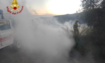 Bruciano scarti di potatura, i vigili del fuoco intervengono a Vasia