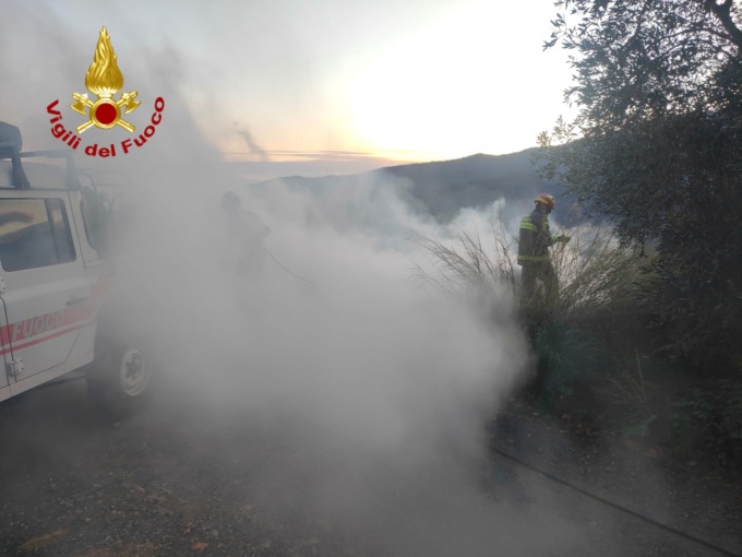 Bruciano scarti di potatura, i vigili del fuoco intervengono a Vasia