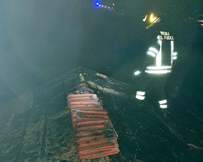 Incendio di una canna fumaria danneggia tetto e parte dell’abitazione
