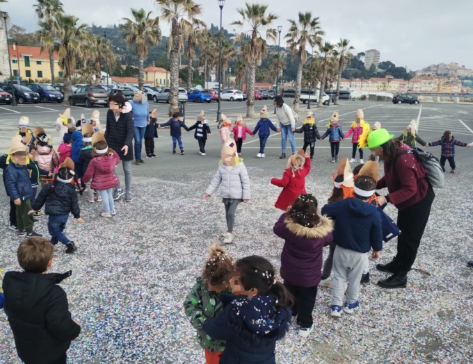 “Spaventapasseri” in ciclabile con i bimbi di Borgo Prino