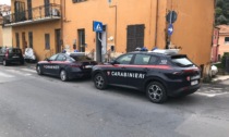 Uomo minaccia familiari con il coltello e aggredisce carabinieri a Imperia